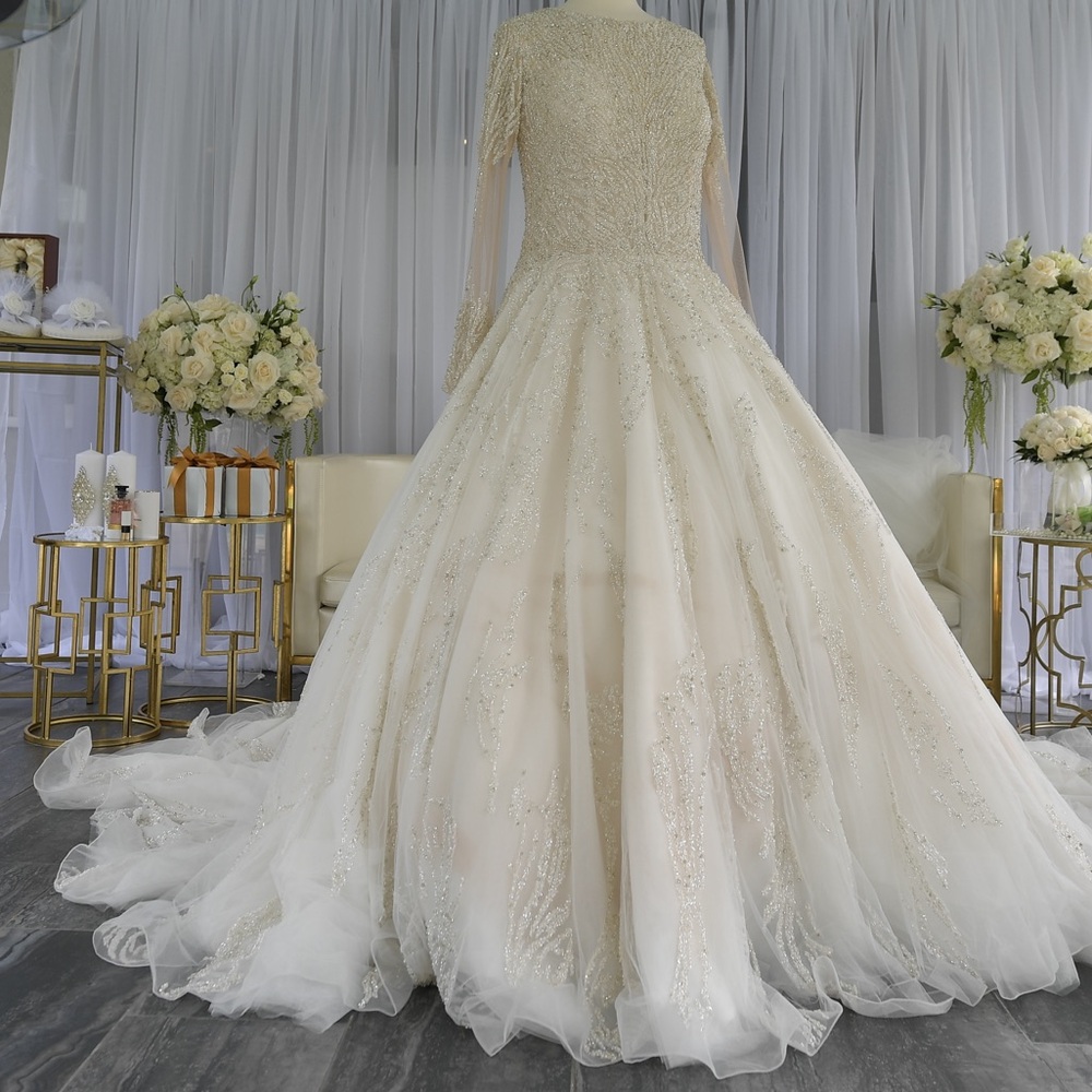 LIKE NEW! Elegant Long Sleeve Wedding Gown